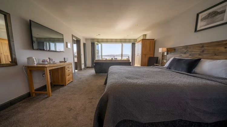 Oak Tree Inn Room