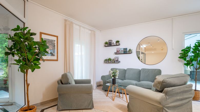<b>Waldhotel Schoeneiche Lobby</b>. Images powered by <a href="https://www.leonardoworldwide.com/" title="Leonardo Worldwide" target="_blank">Leonardo</a>.