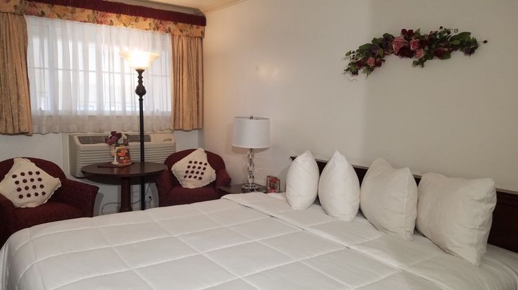 Stanford Motor Inn Room