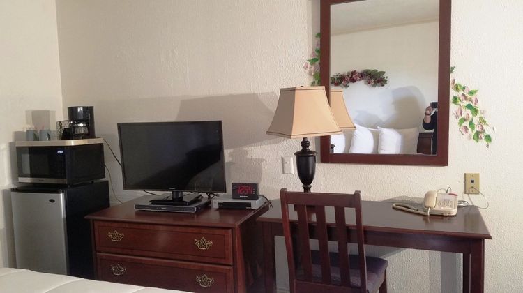 Stanford Motor Inn Room