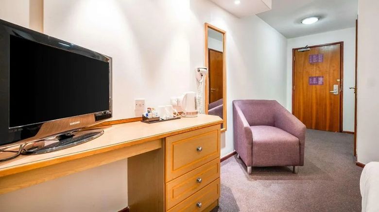 <b>V Lodge Manchester Room</b>. Images powered by <a href="https://www.leonardoworldwide.com/" title="Leonardo Worldwide" target="_blank">Leonardo</a>.