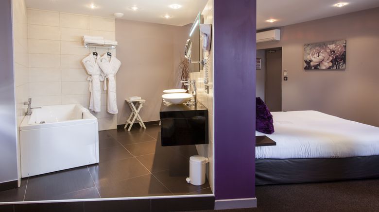<b>De la Poste Hotel Room</b>. Images powered by <a href="https://www.leonardoworldwide.com/" title="Leonardo Worldwide" target="_blank">Leonardo</a>.