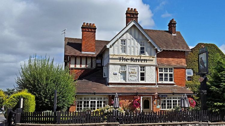 Raven Hotel Exterior
