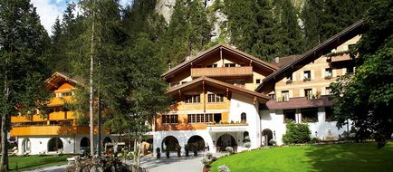 Waldhotel Doldenhorn Hotel Exterior