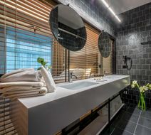 Artagonist Hotel Room