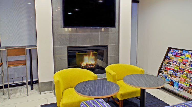 Holiday Inn Express Phoenix North Lobby