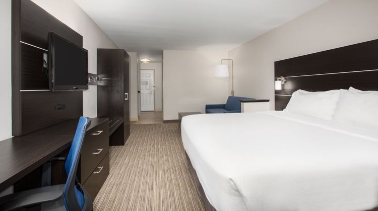 Holiday Inn Express Hotel & Suites Room