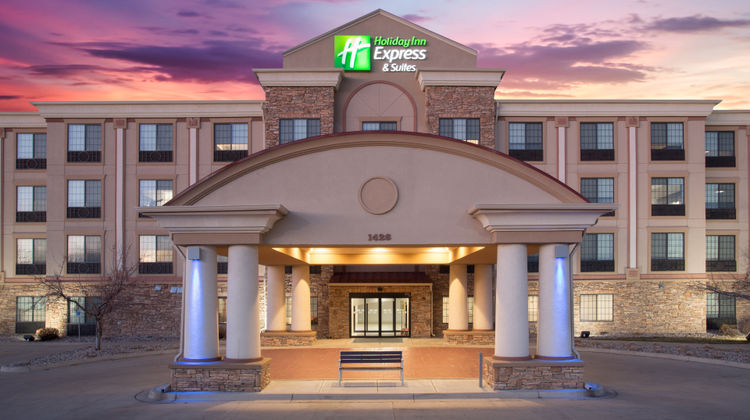 Holiday Inn Express Hotel & Suites Exterior