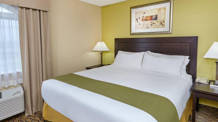 Holiday Inn Express & Stes Libertyville Suite