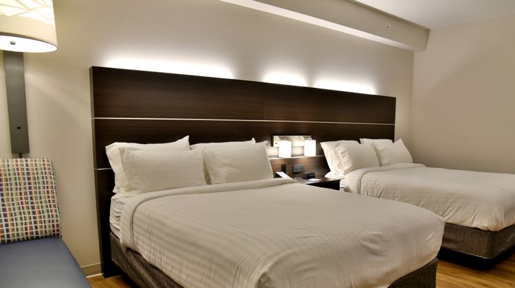 Holiday Inn Express & Suites Gatineau Room