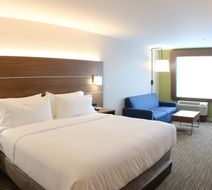 Holiday Inn Express & Suites Livonia Room