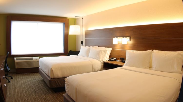Holiday Inn Express & Suites Livonia Room