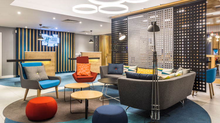 Holiday Inn Express Watford Junction Lobby