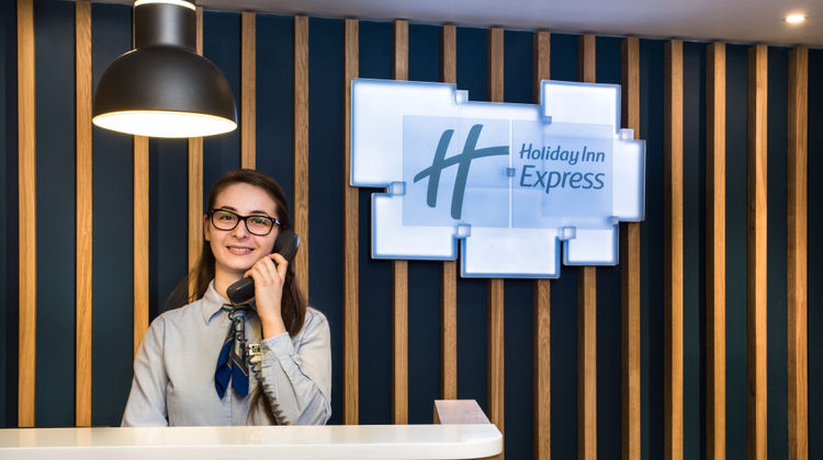 Holiday Inn Express Watford Junction Lobby