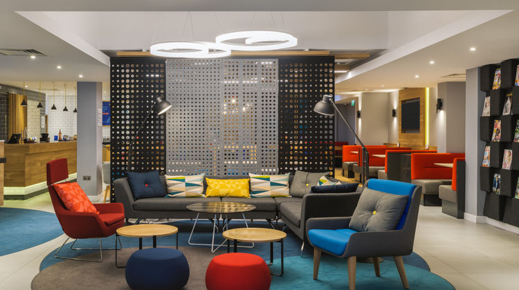 Holiday Inn Express Watford Junction Lobby