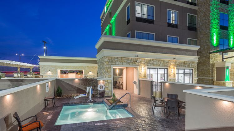 Holiday Inn San Marcos Pool