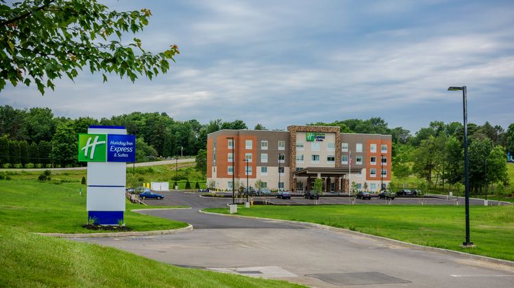 Holiday Inn Express & Suites Jamestown Exterior