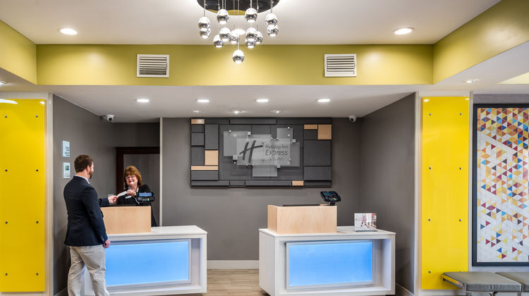 Holiday Inn Express Hotel & Suites Lobby