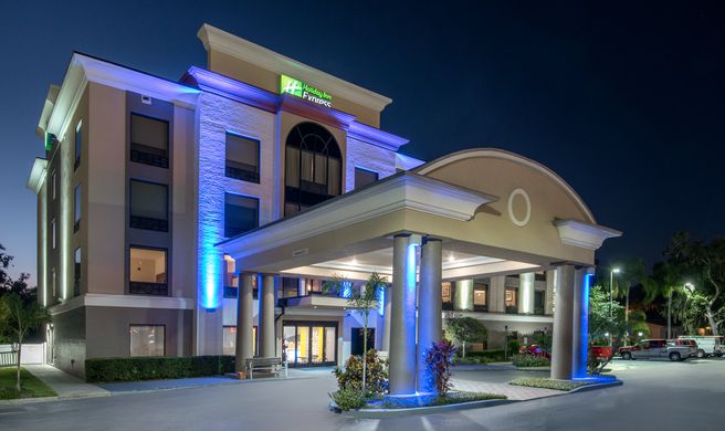 Holiday Inn Express Hotel & Suites Exterior
