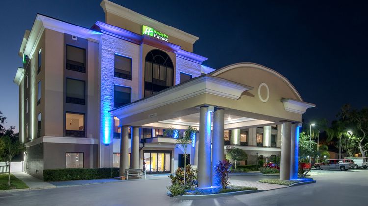 Holiday Inn Express Hotel & Suites Exterior