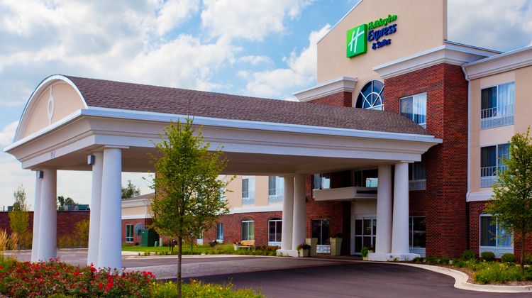 Holiday Inn Express & Suites Lake Zurich Exterior