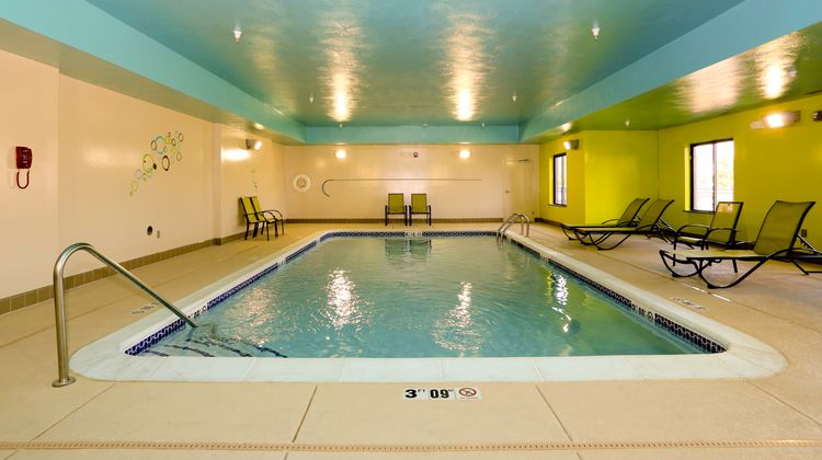 Holiday Inn Express Suites Marion Pool
