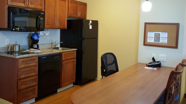 <b>Candlewood Suites Portland Airport Room</b>. Images powered by <a href="https://www.leonardoworldwide.com/" title="Leonardo Worldwide" target="_blank">Leonardo</a>.