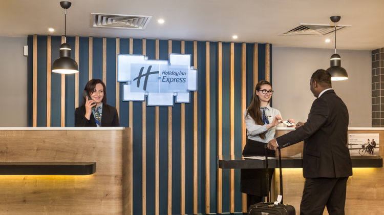 Holiday Inn Express Watford Junction Lobby