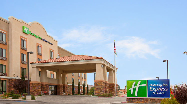 Holiday Inn Express Hotel & Suites Exterior