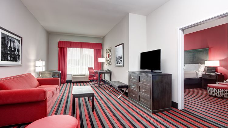 Holiday Inn & Suites Lafayette North Suite