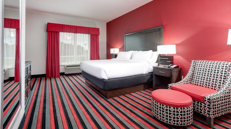 Holiday Inn & Suites Lafayette North Suite