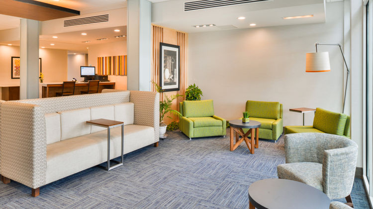 Holiday Inn Express & Suites Salem Lobby