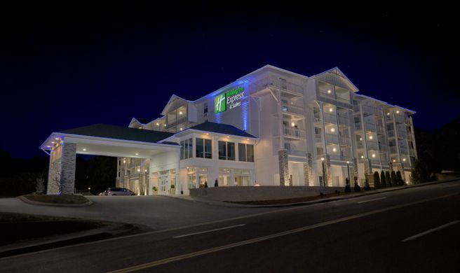 Holiday Inn Express Pigeon Forge Exterior