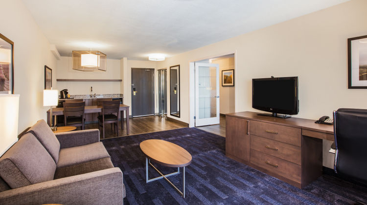 Holiday Inn Hotel & Suites Room