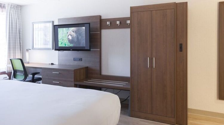 Holiday Inn Express Hotel & Suites Room