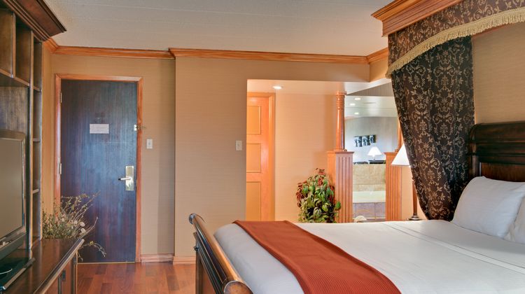Holiday Inn Express Hotel & Suites Suite