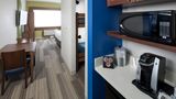 Holiday Inn Express & Suites At Seaworld Suite
