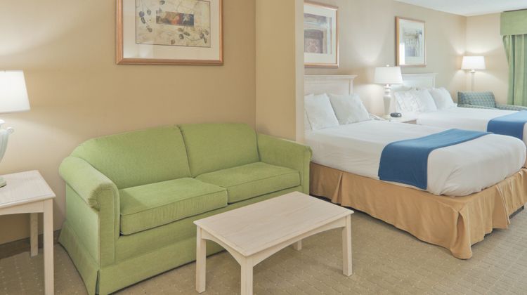 Holiday Inn Express Hotel & Suites Suite