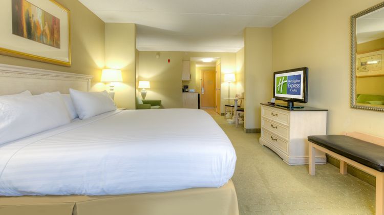 Holiday Inn Express Hotel & Suites Suite