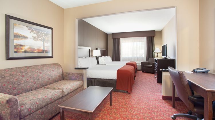 Holiday Inn Express Hotel & Suites Suite