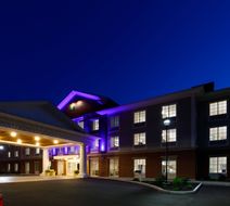 Holiday Inn Express & Suites Sturbridge Exterior