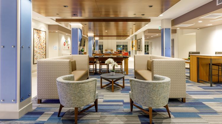 Holiday Inn Express & Suites Sturbridge Lobby