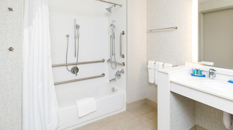 Holiday Inn Express & Suites Sturbridge Room