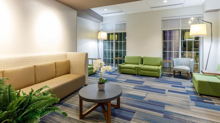 Holiday Inn Express & Suites Sturbridge Lobby