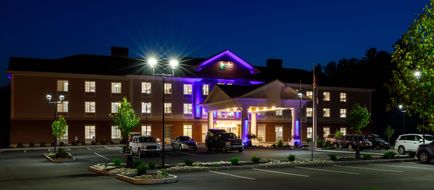 Holiday Inn Express & Suites Sturbridge Exterior