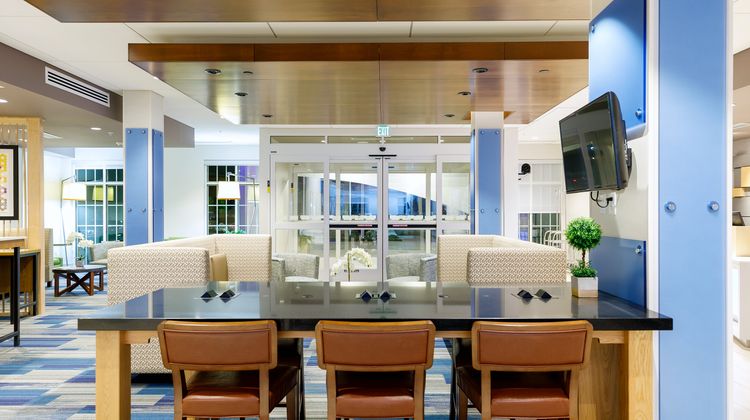 Holiday Inn Express & Suites Sturbridge Lobby