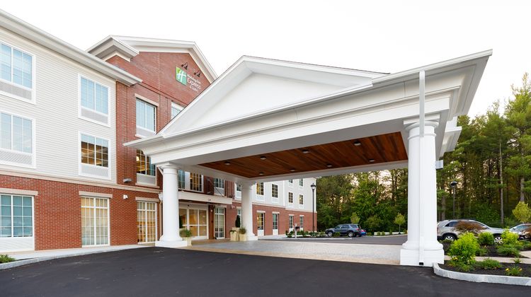 Holiday Inn Express & Suites Sturbridge Exterior