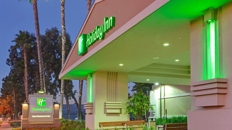 Holiday Inn Hotel & Suites Anaheim Exterior