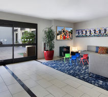 Holiday Inn Hotel & Suites Anaheim Lobby