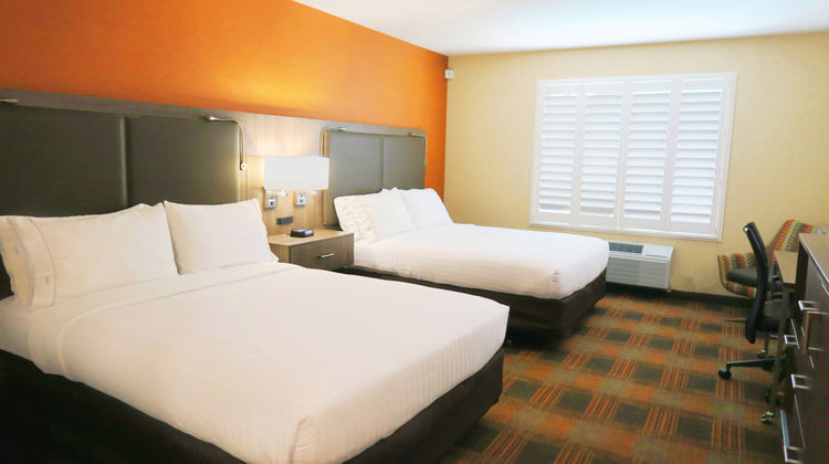 Holiday Inn Express & Suites Room